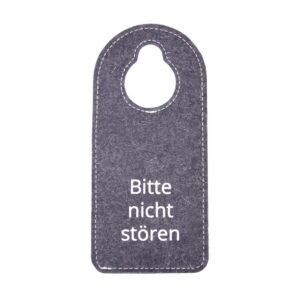 Türanhänger aus Wollfilz mit in der Farbe grau und mit Aufdruck.