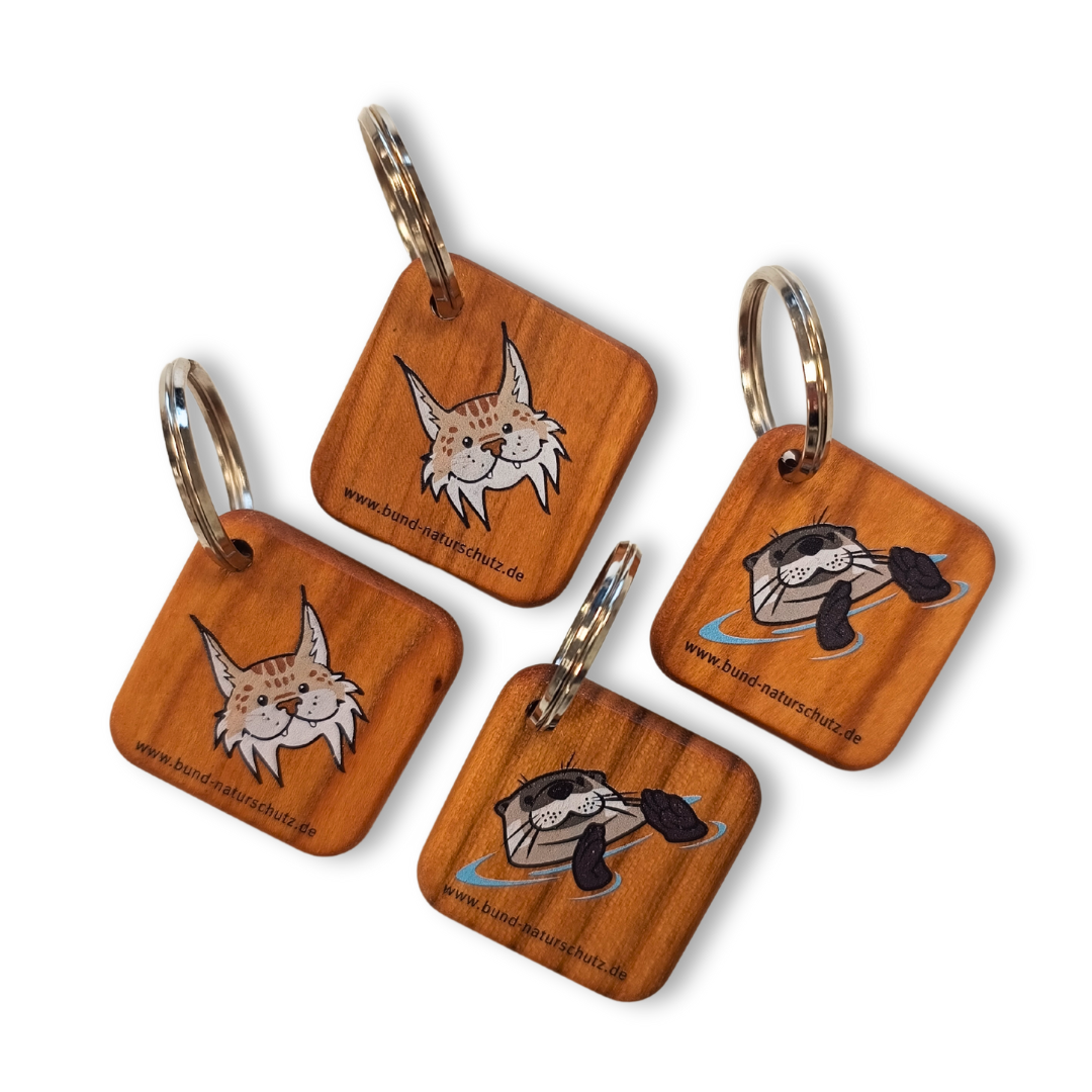 Vier Schlüsselanhänger aus Holz mit UV-Aufdruck
