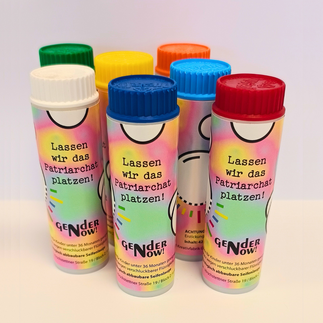 Bio-Seifenblasen in einer Dose mit bunten Deckeln und Werbeaufkleber.