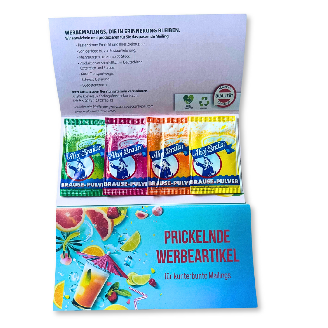 Mit Werbung bedruckte Klappkarte mit vier Sorten Ahoi-Brausepulver.