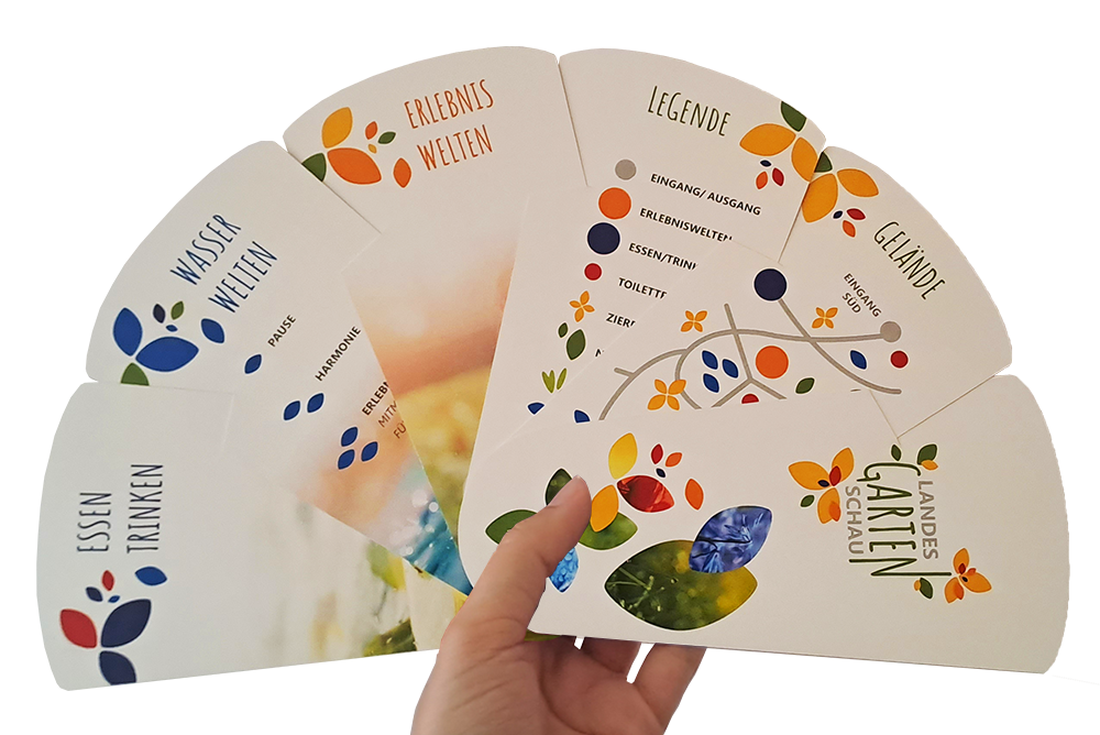 Werbefächer offen mit Hand