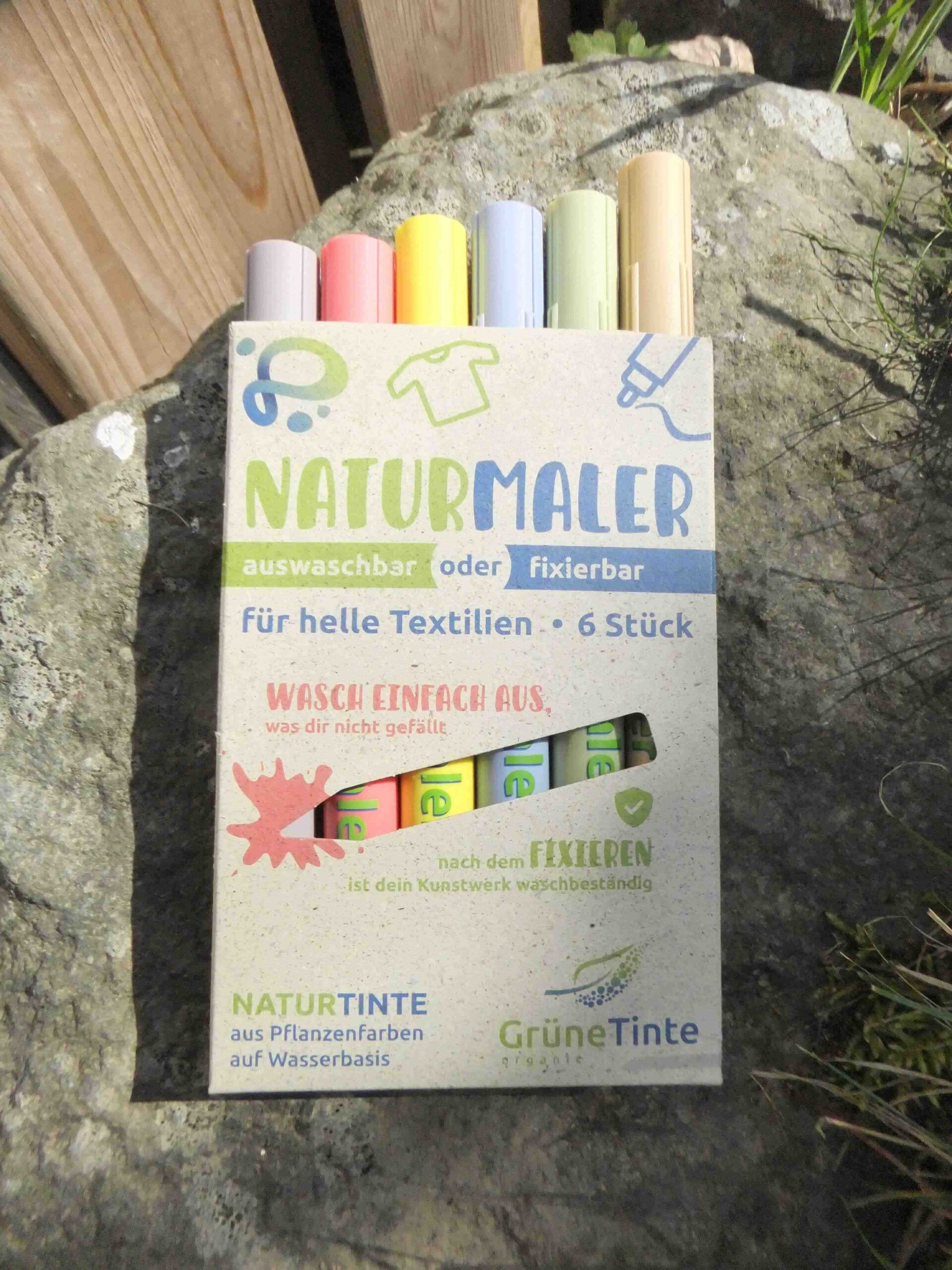 Sechs Naturmalstifte in einer Verpackung aus Graspapier