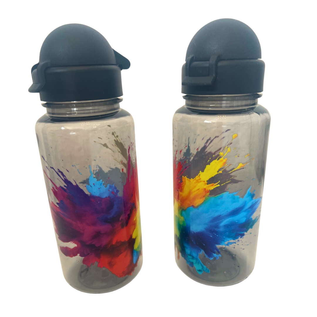 Zwei Trinkflaschen mit farbigem Rundumdruck.