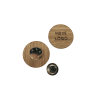 Ansteckpins aus Eichenholz mit Logogravur und NFC-Funktion.