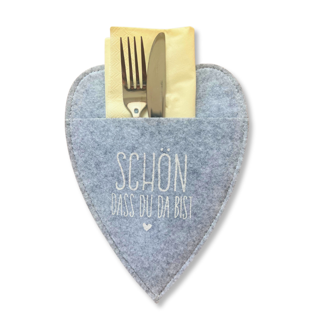 Eine hellgraue Bestecktasche aus Wollfilz mit Werbeaufdruck, Gabel und Serviette.