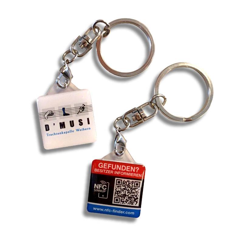 Zwei Schlüsselanhänger mit NFC-Suchfunktion und Werbeaufdruck.