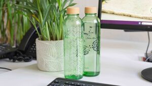 Glastrinkflasche aus grünem Glas mit Werbeaufdruck