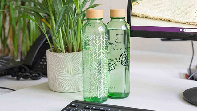 Glastrinkflasche aus grünem Glas mit Werbeaufdruck