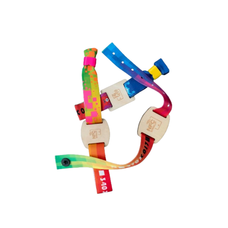 Drei Armbänder aus Satin mit Holzbutton und Werbeaufdruck.