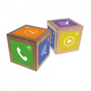 Zwei NFC-Holzwürfel mit bunten Aufklebern.