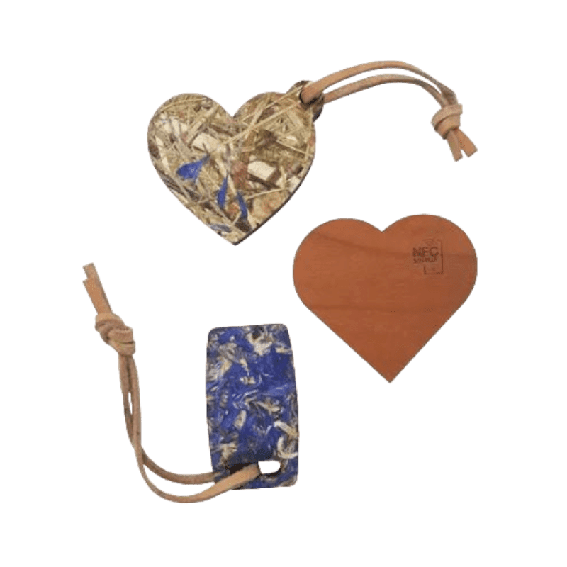 Drei NFC-Schlüsselanhänger in verschiedenen Formen aus Naturmaterial und Holz.