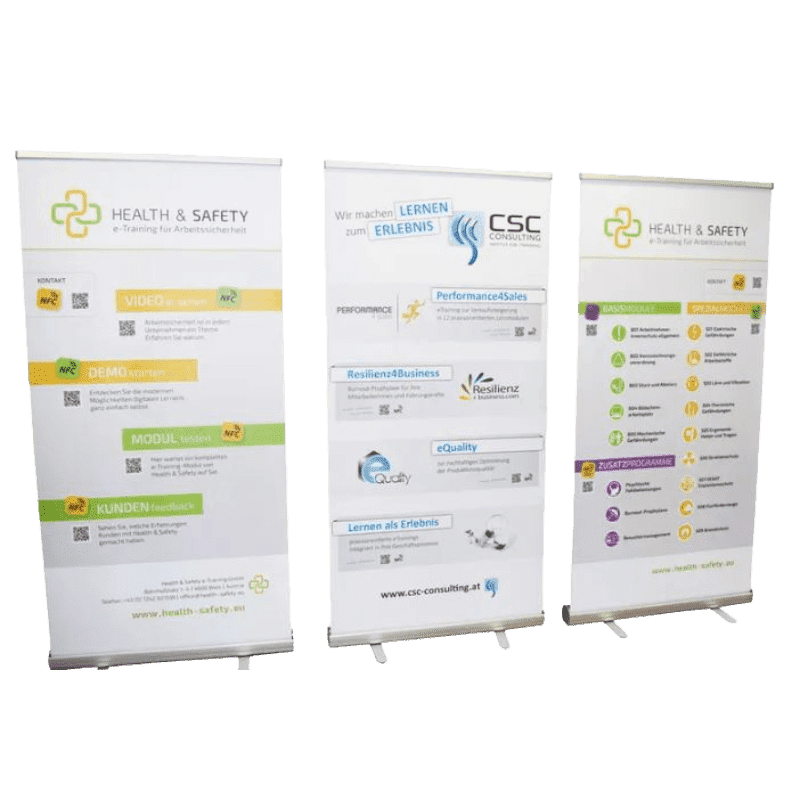 Drei Rollups mit NFC-Funktion und Werbeaufdruck.