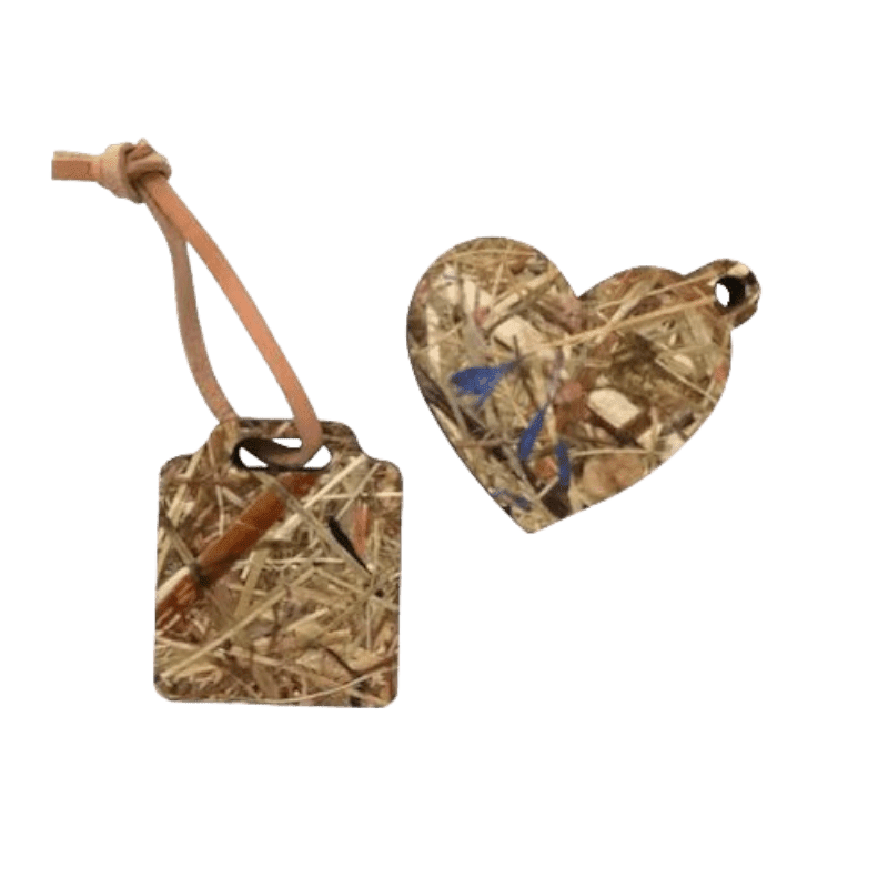 Zwei NFC-Schlüsselanhänger aus gepresstem Heu