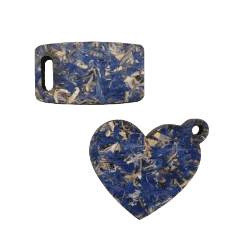 Zwei NFC-Schlüsselanhänger aus getrockneten und gepressten Blüten.