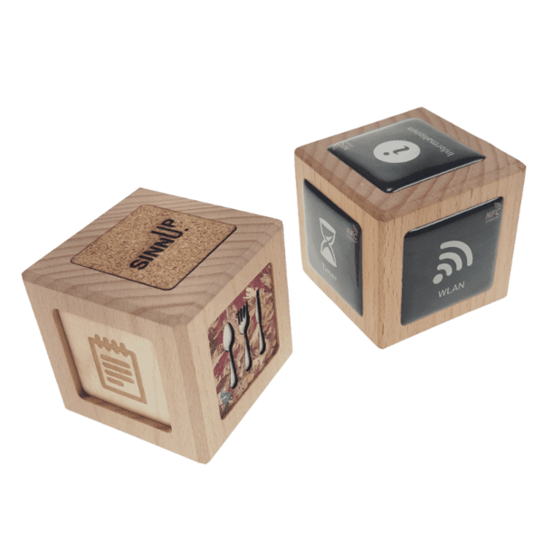 Zwei Holzwürfel mit NFC-Funktionen mit Sticker aus Naturmaterialien