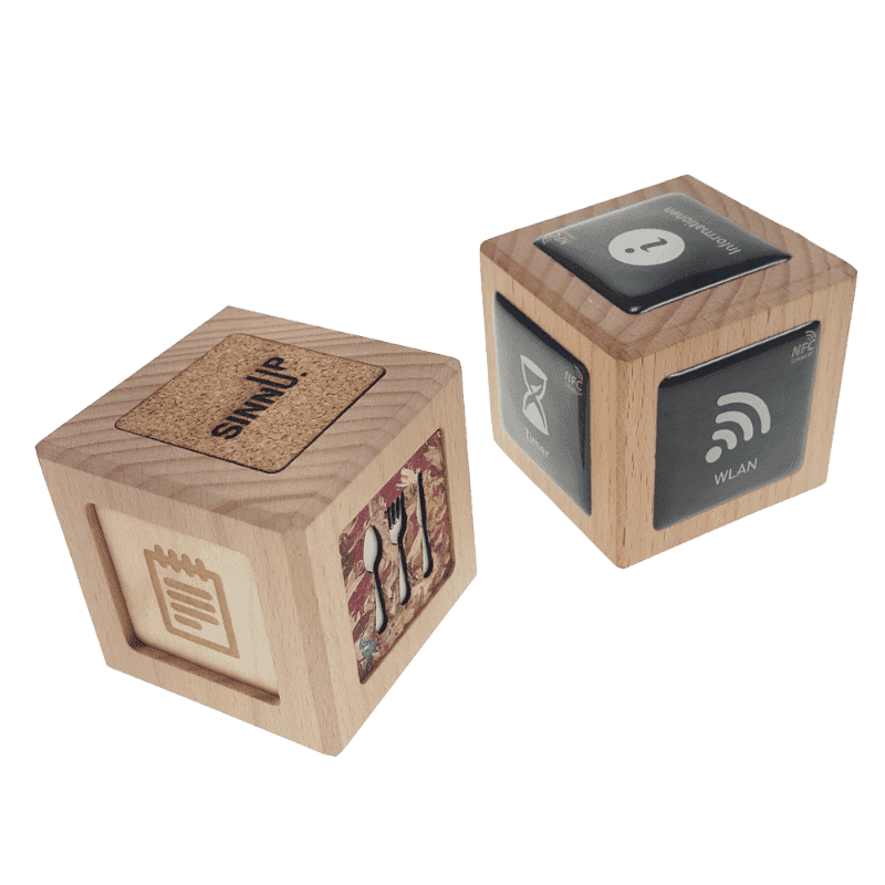 Zwei Holzwürfel mit NFC-Funktionen mit Sticker aus Naturmaterialien