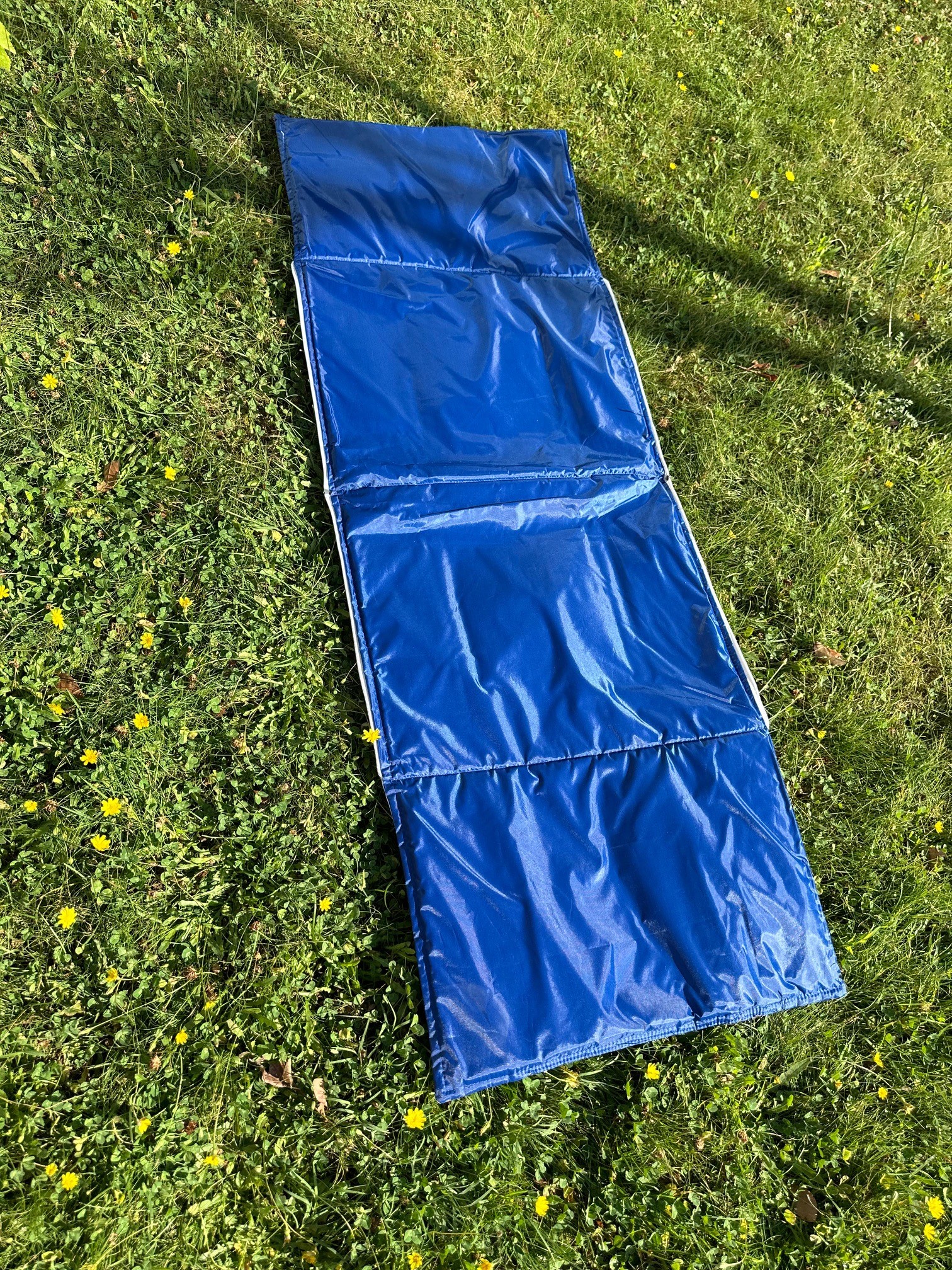 Strandtasche blaue Unterseite auf Wiese