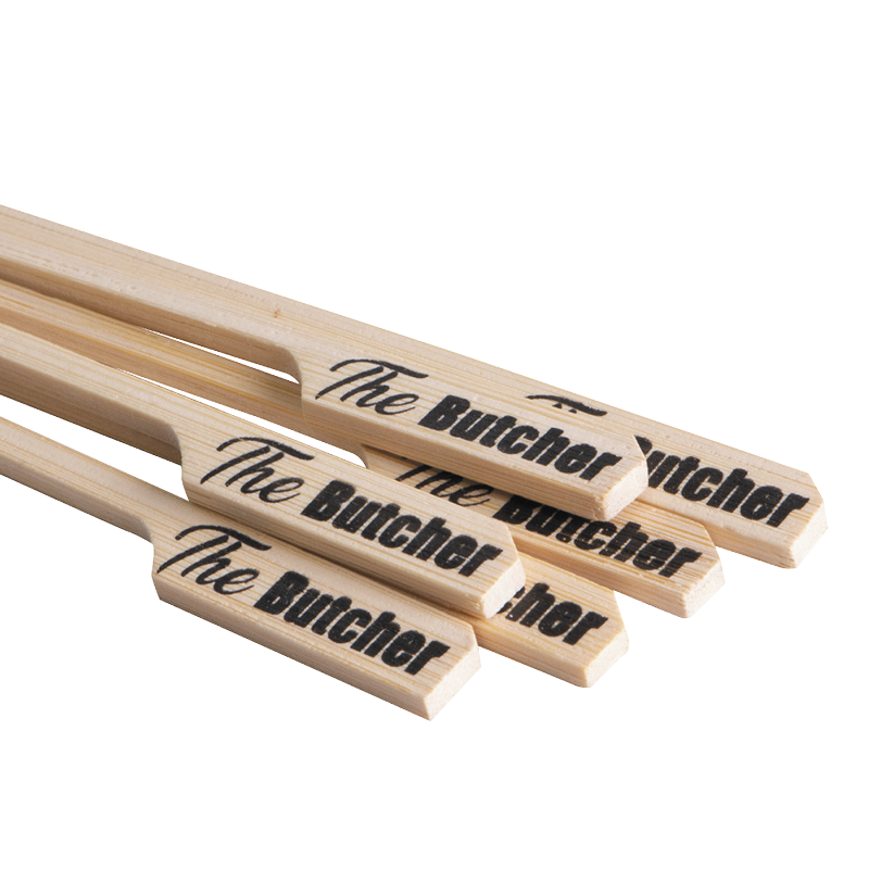 Sechs Bambusspieße mit einem Logoaufdruck.