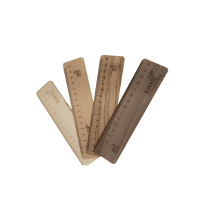 Vier Lineale aus vier verschiedenen Holzsorten mit NFC-Funktion.