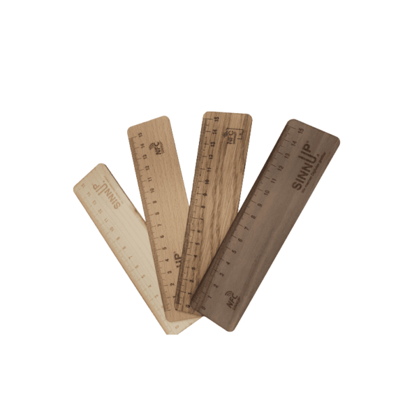 Vier Lineale aus vier verschiedenen Holzsorten mit NFC-Funktion.