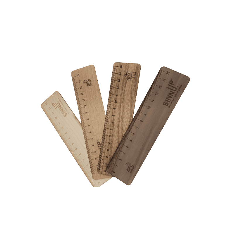 Vier Lineale aus vier verschiedenen Holzsorten mit NFC-Funktion.