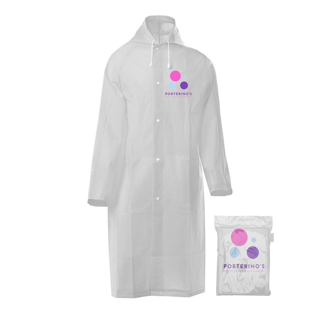 Robuster weißer Regenmantel aus recyceltem Altplastik mit Logodruck auf Brust und Druckverschluss-Beutel.
