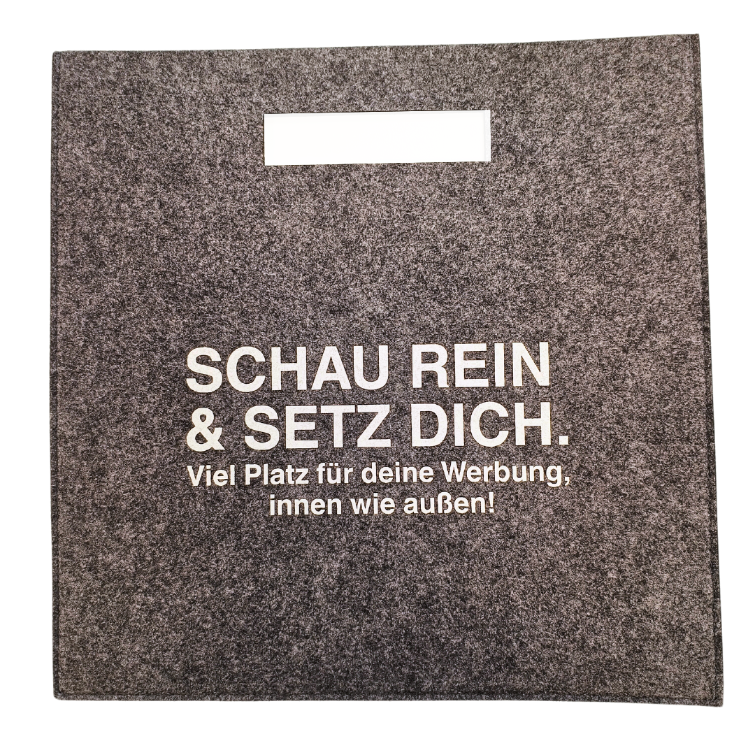 Graues Filz-Sitzkissen und Tasche von oben angeschaut mit Werbeaufdruck.