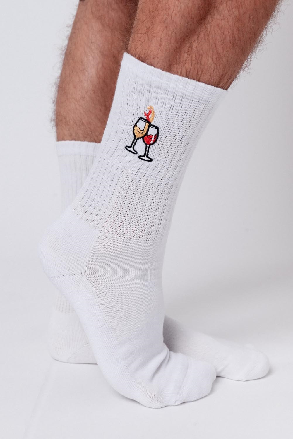 Weiße Socken mit Logo bestickt.