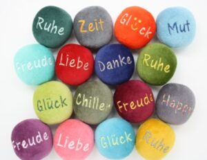 Bunte natürliche Anti-Stress-Bälle mit Logo-Stickerei