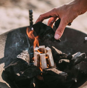 Anzündholz angezündet in Feuerschale
