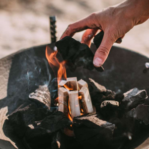 Anzündholz angezündet in Feuerschale