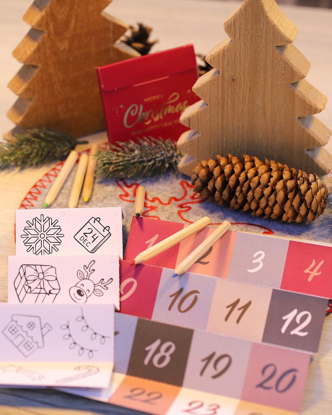 Adventskalender zum Ausmahlen mit Weihnachtsdekoration