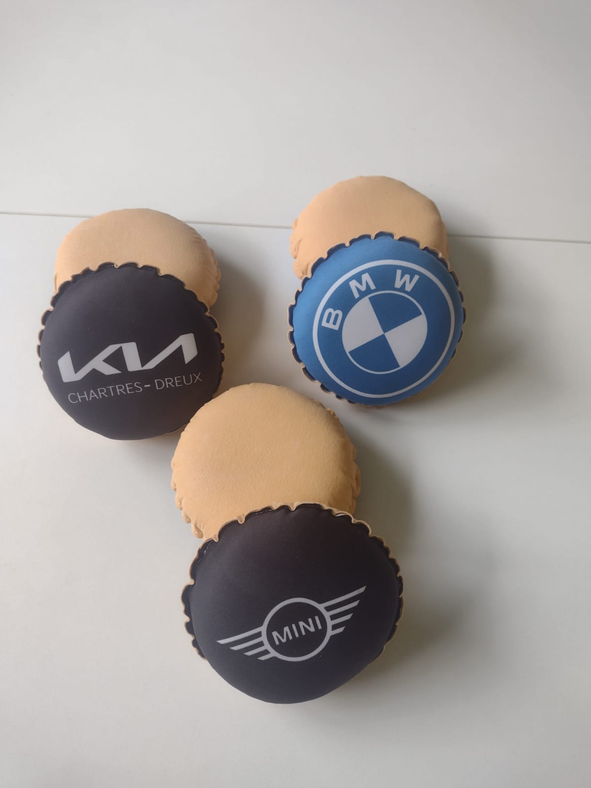 Drei Autoschwämme rund mit Automarken-Logos bedruckt