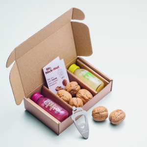 Geschenkbox mit Nüssen, Energie-Shot und Nussknacker