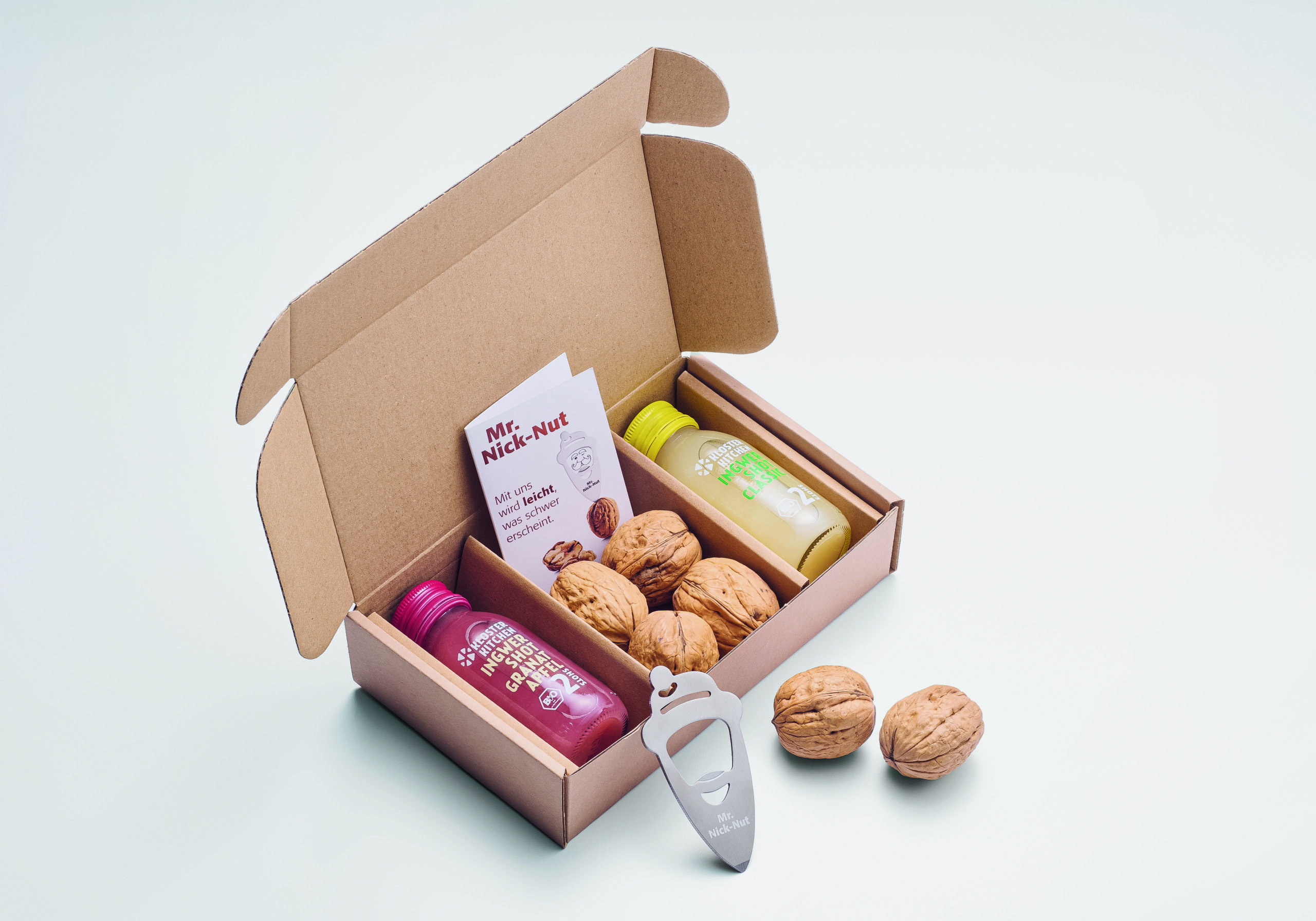Geschenkbox mit Nüssen, Energie-Shot und Nussknacker