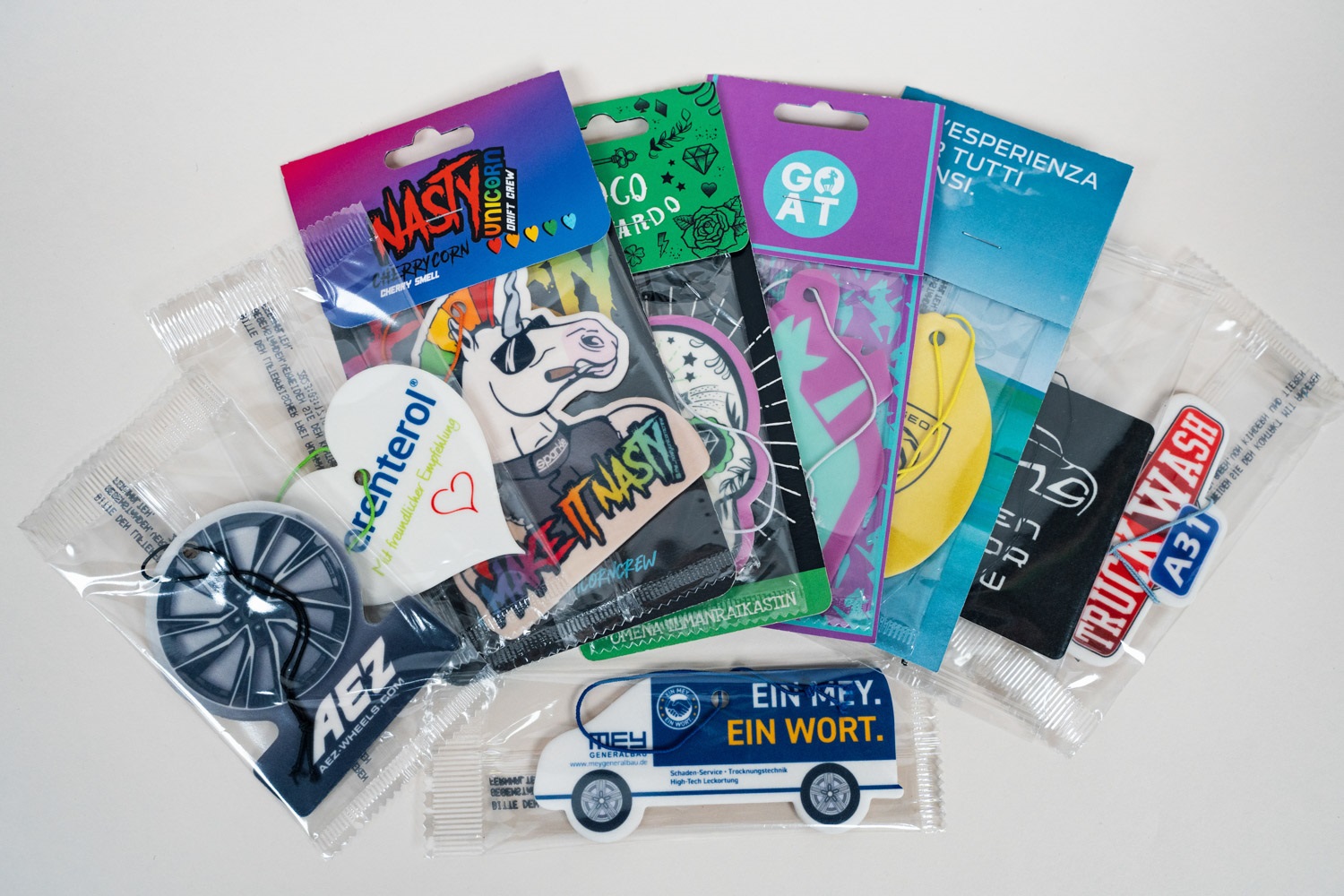 Verschiedene Duftanhänger Lufterfrischer individuell bedruckt.