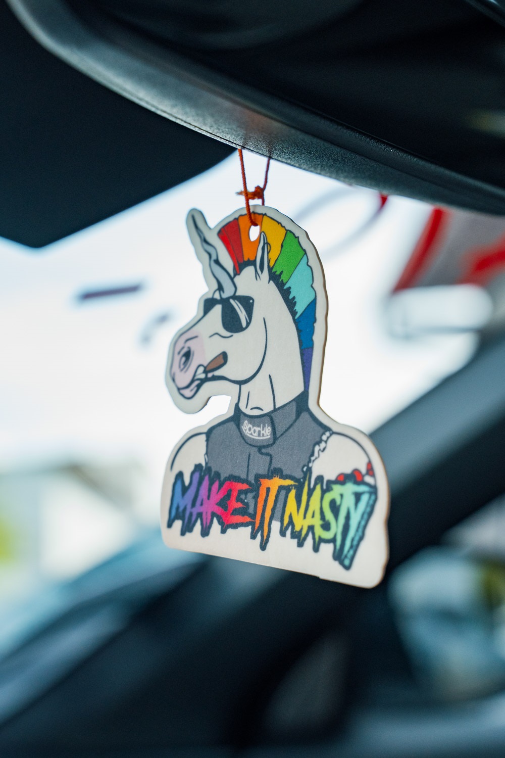 Duftanhänger Lufterfrischer Einhorn im Auto hängend