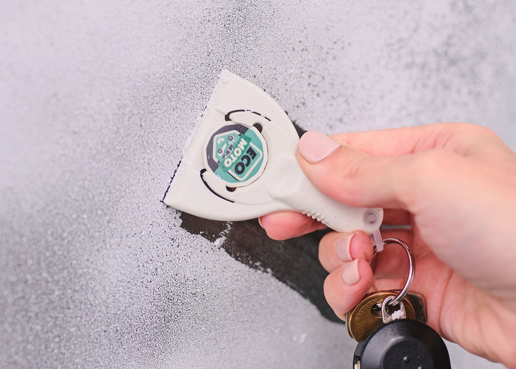 Eiskratzer 3in1 mit Logo und Hand