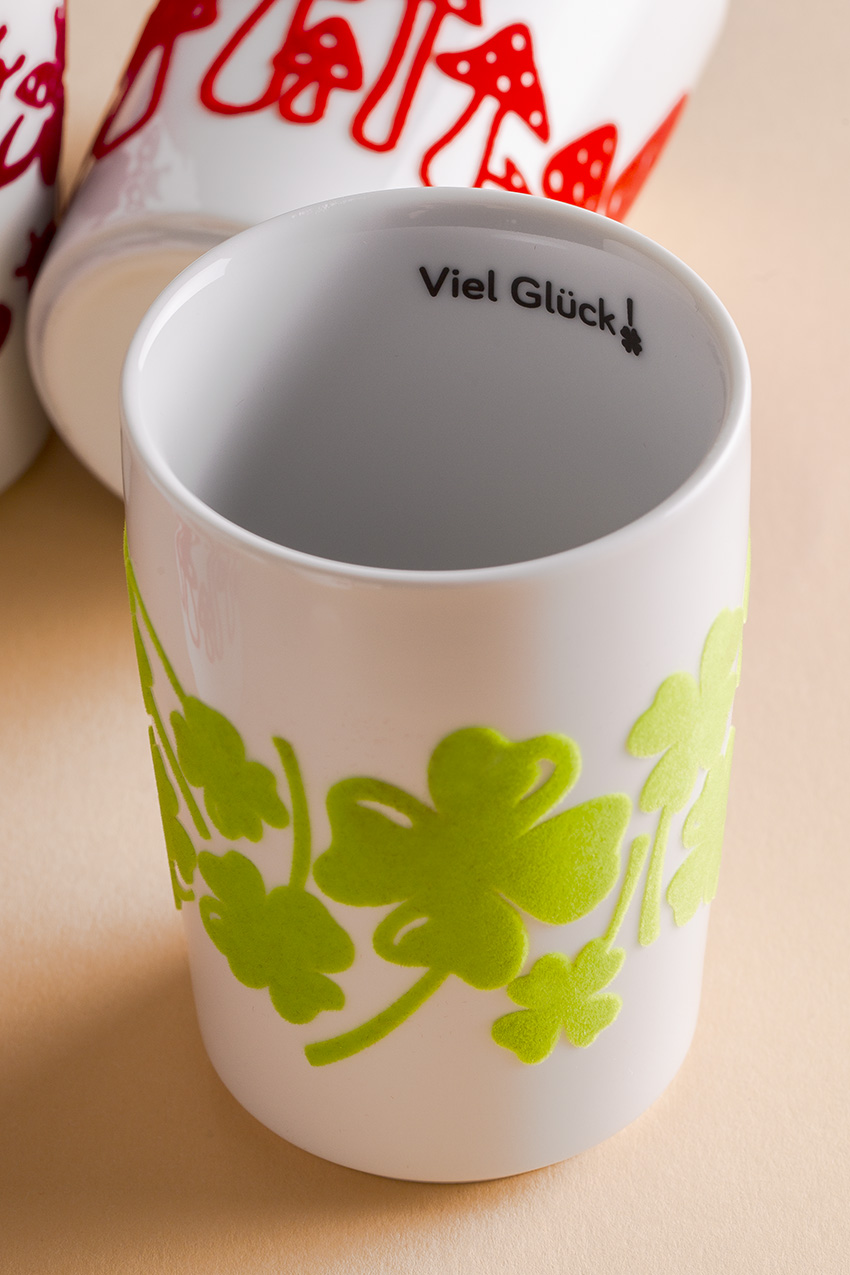 Kaffeebecher mit hellgrünem Samtüberzug in Form von Kleeblättern