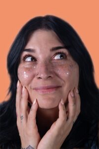 Sommersprossen-Tattoos silber mit Frau