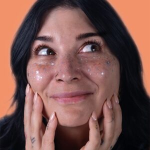 Sommersprossen-Tattoos silber mit Frau