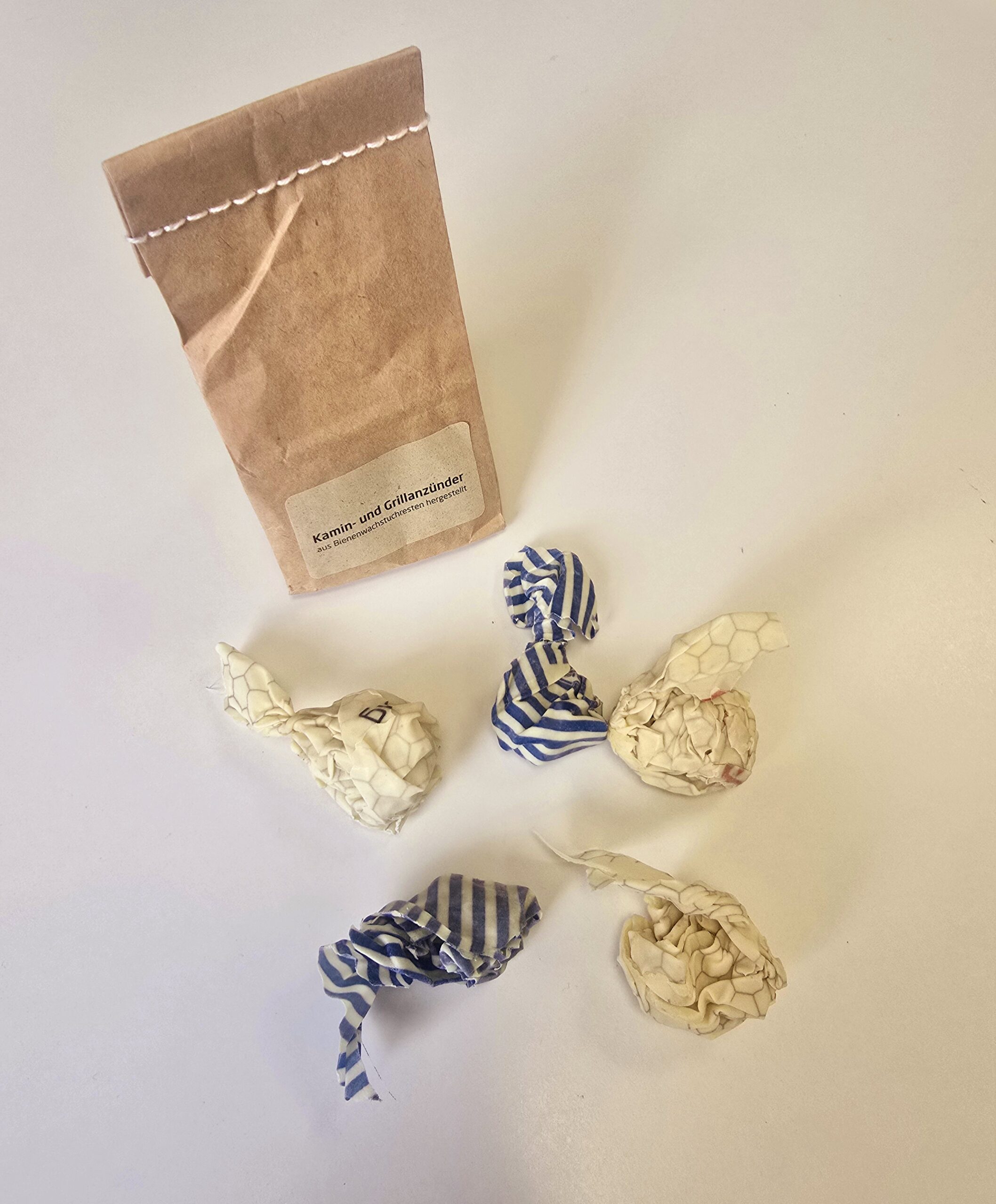 MINI Grill- und Kaminanzünder aus Bienenwachstücher-Resten in Papiertüte