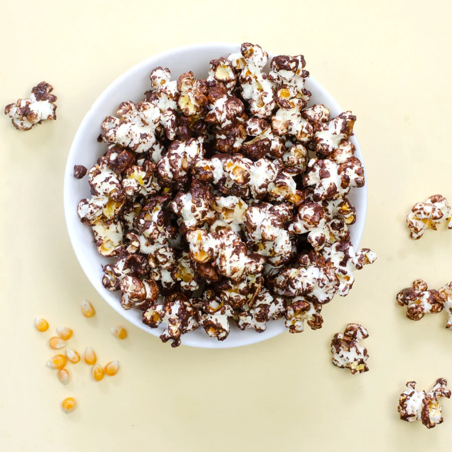 Schoko-Popcorn in Schüssel