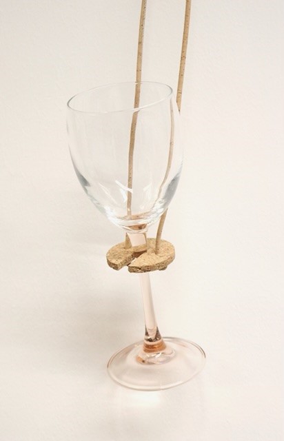 Nachhaltiger Weinglashalter aus Kork mit Glas.
