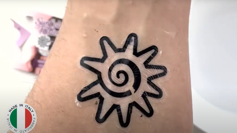 Sonnentattoo Muschel aufgebracht auf Haut