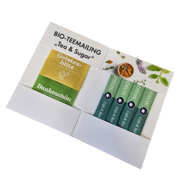 Kreatives Mailing mit zwei Teesorten von Sonnentor und vier Zuckersticks aufgeklappt
