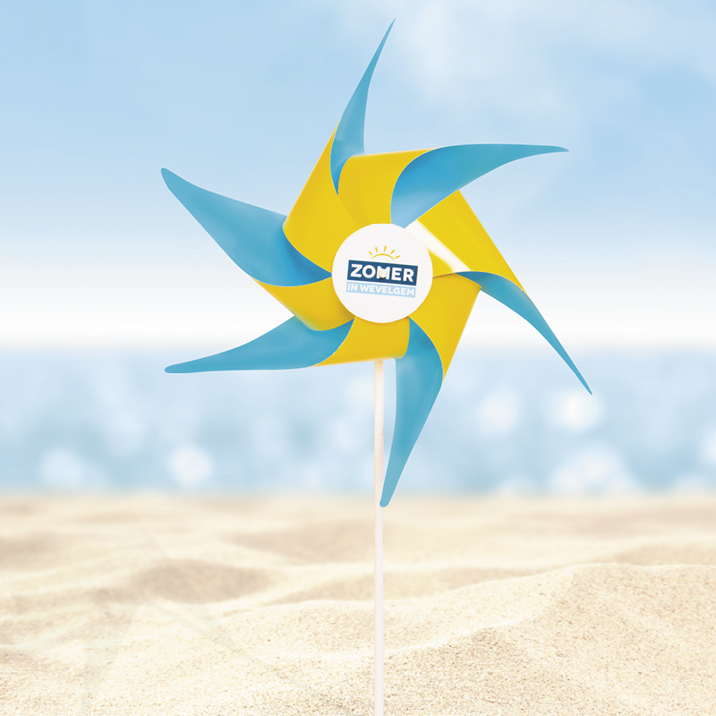 Windmühle mit 6 Flügel und Werbeaufdruck auf der Frontscheibe