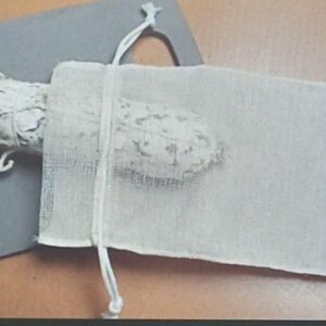 PLA Lebensverpackung mit Salami, Küchenmesser auf Schneidbrett