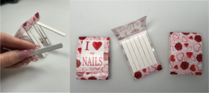 6 Nagelfeilen in einem bedruckten Heftchen aus recyceltem Kunststoff.