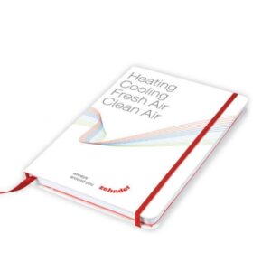 Nachhaltige Notizbuch aus Recycling-Material mit Lesezeichen, Gummiverschluss und Werbeaufdruck.